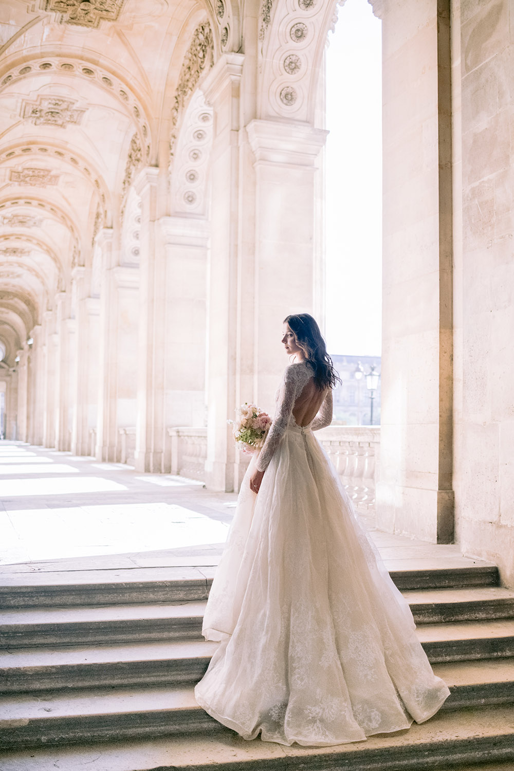 Une mariée à l'hôtel marignan champrs élysées on voit la tour eiffel